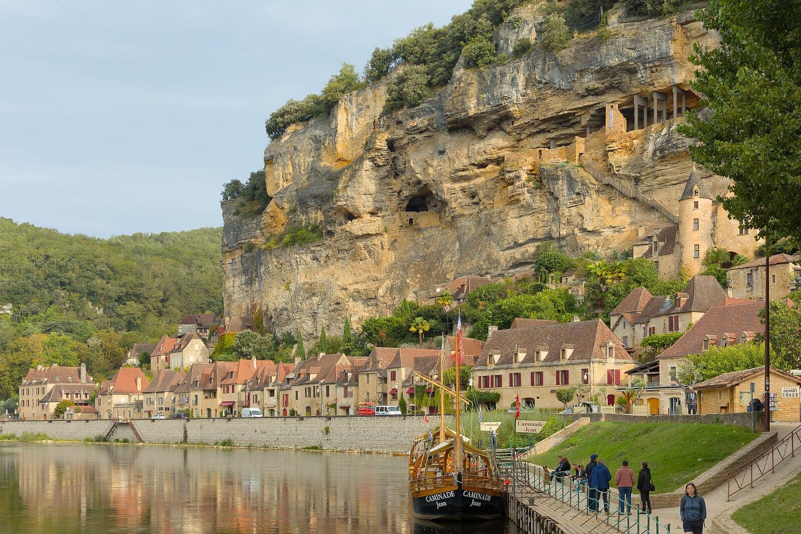 La Roque-Gageac, a village of golden stone at the foot of its cliff, on the banks of the Dordogne.